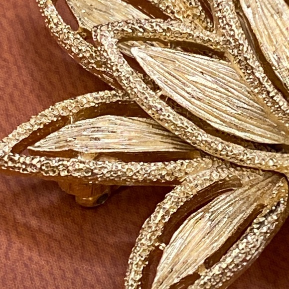 Avon Vintage 3 Heart Arrow Brooch / Avon Blooming Lotus Flower Brooch Bundle - Picture 6 of 11